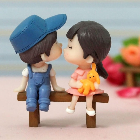Gift for Girlfriend Boyfriend | Resin Miniature Cute Couple Statue Girl on Boy's Shoulder Decorative Showpiece